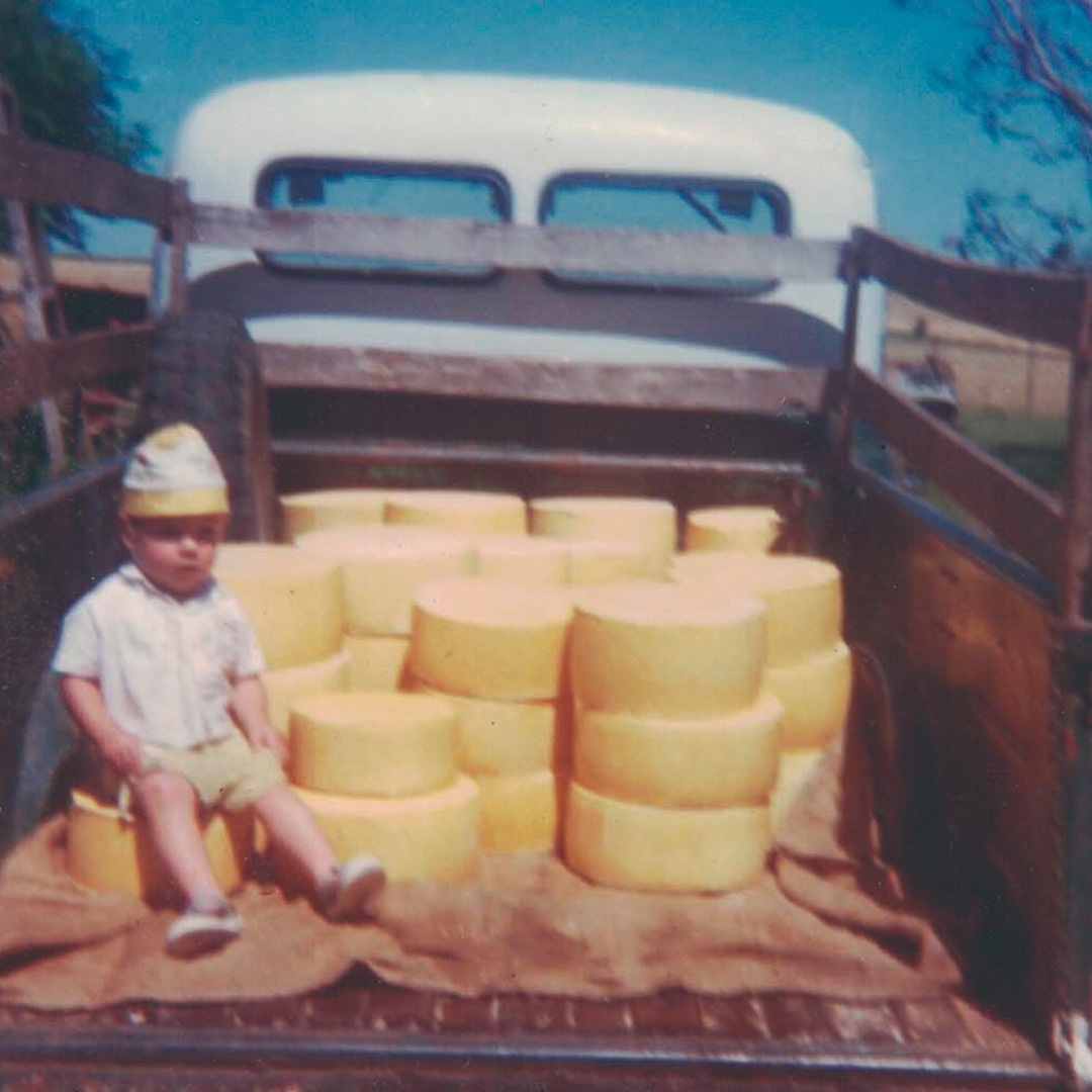 Ramiro arriba de los quesos