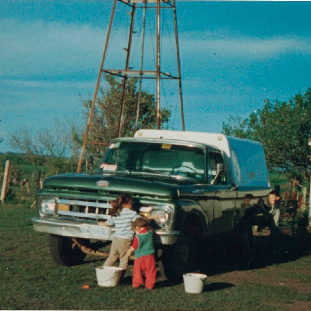 Vanesa y Romina lavando la camioneta de reparto
